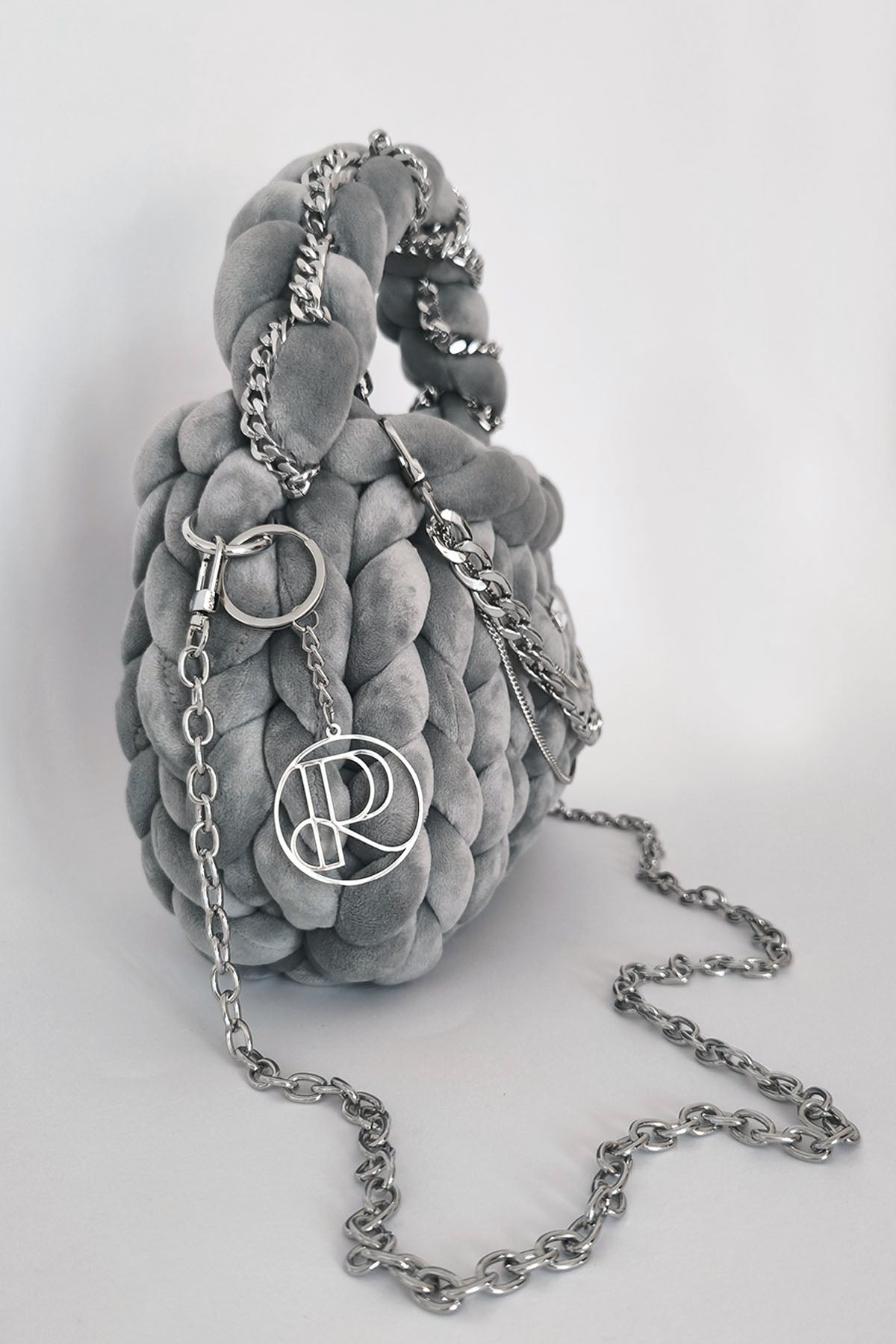 borsa a mano handmade velluto grigio fumo filato marshmallow catene metalliche_ laterale_ Roberta Porretta
