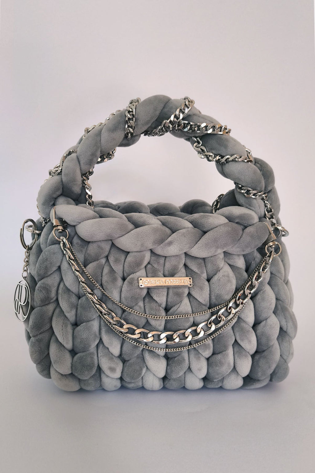 borsa a mano handmade velluto grigio fumo filato marshmallow catene metalliche Roberta Porretta
