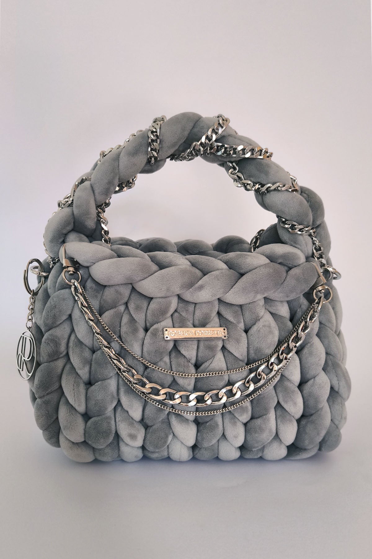 borsa a mano handmade velluto grigio fumo filato marshmallow catene metalliche Roberta Porretta
