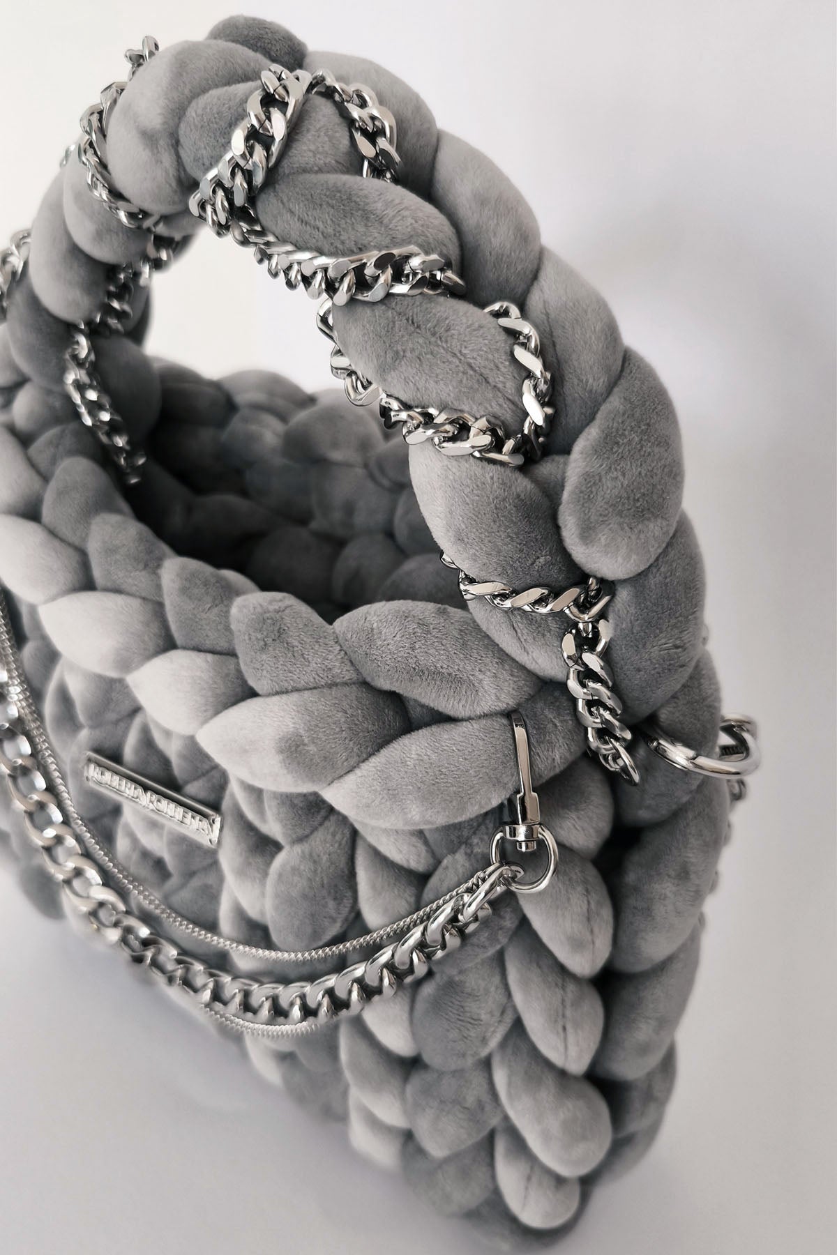 borsa a mano handmade velluto grigio fumo filato marshmallow catene metalliche intrecciata su manico Roberta Porretta
