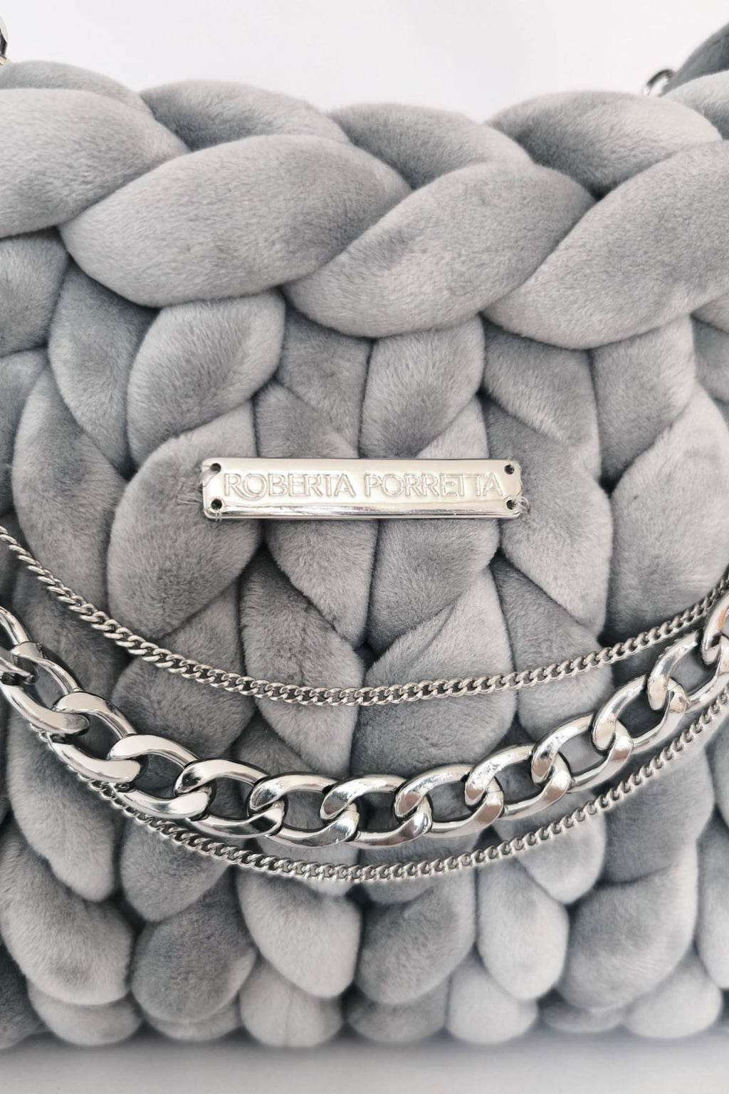 borsa a mano handmade velluto grigio fumo filato marshmallow catene metalliche_ placchetta con logo_ Roberta Porretta
