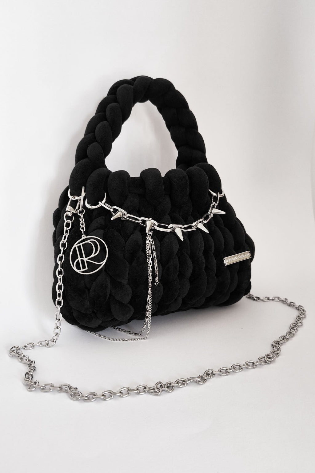 bucket bag handmade velluto nero filato marshmallow catene metalliche Roberta Porretta
