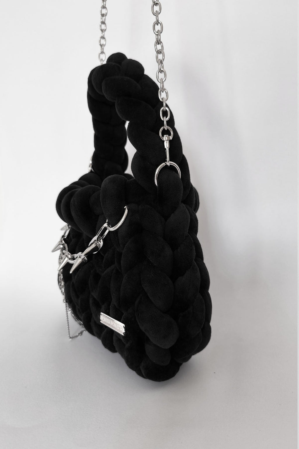 bucket bag handmade velluto nero filato marshmallow_ lavorazione artigianale ad intreccio_ dettaglio laterale_ Roberta Porretta
