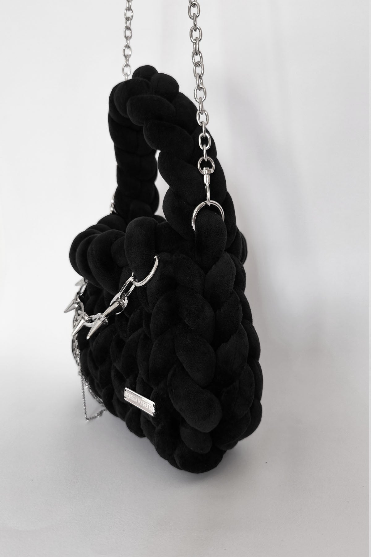 bucket bag handmade velluto nero filato marshmallow_ lavorazione artigianale ad intreccio_ dettaglio laterale_ Roberta Porretta
