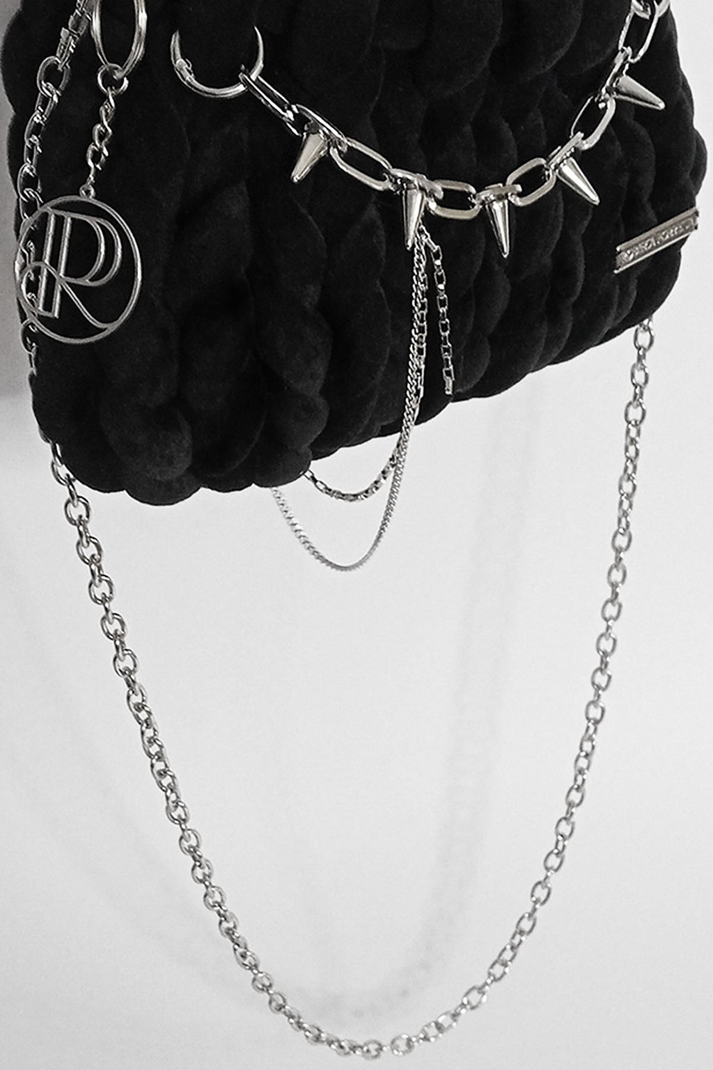 bucket bag handmade velluto nero filato marshmallow catene metalliche_ spilla con catena lunga_Roberta Porretta
