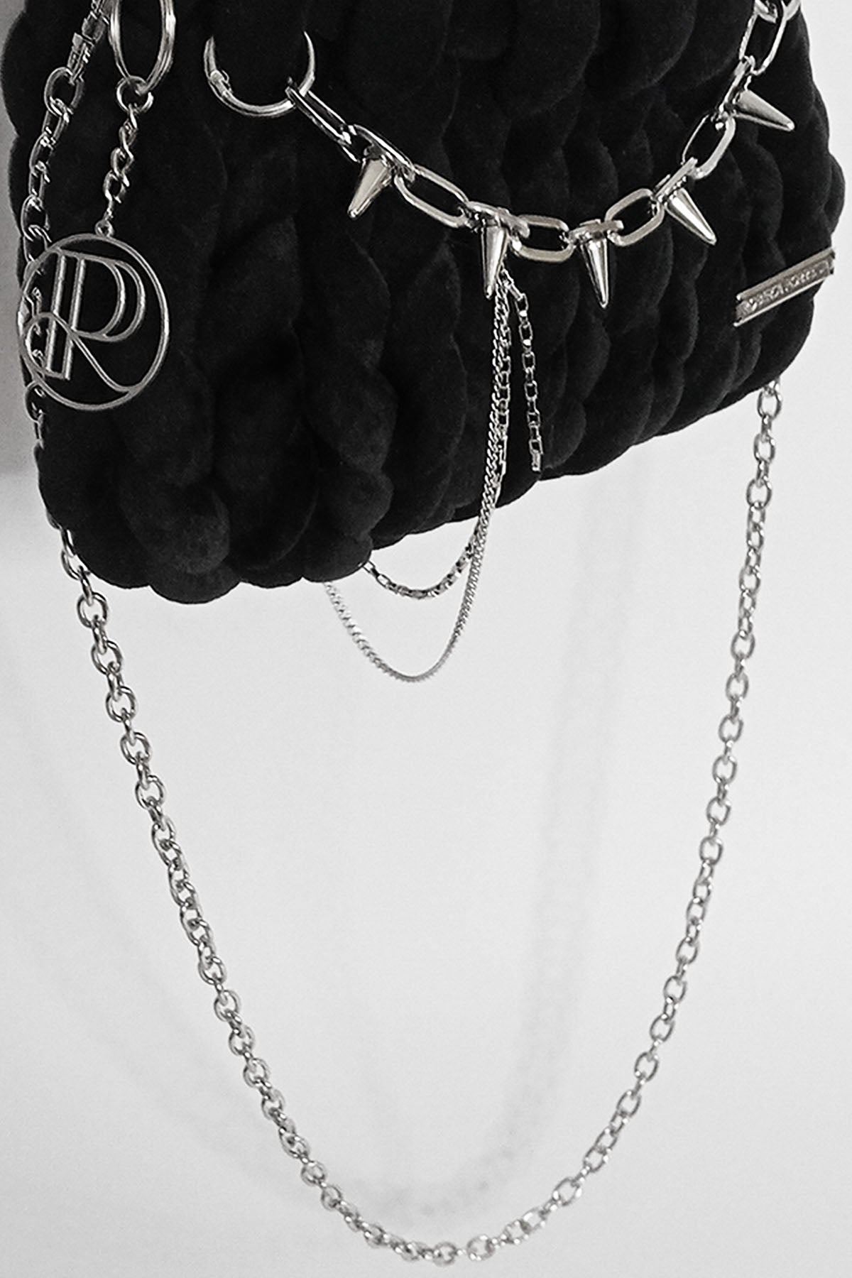 bucket bag handmade velluto nero filato marshmallow catene metalliche_ spilla con catena lunga_Roberta Porretta
