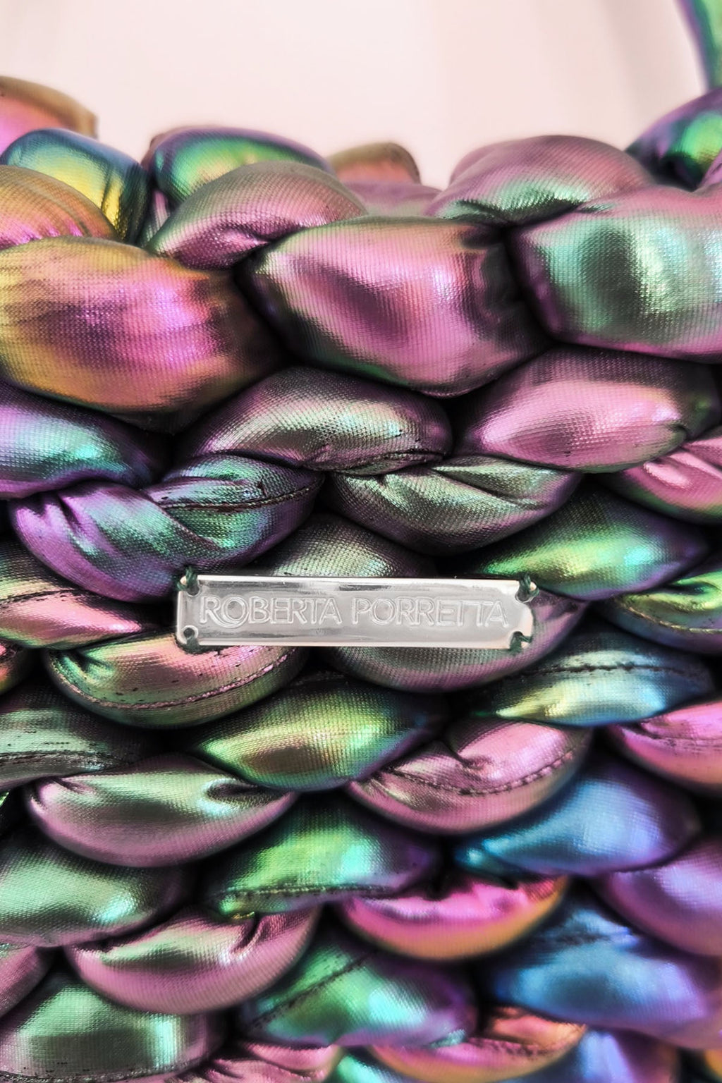 borsa a spalla handmade filato marshmallow iridescente_ dettaglio placchetta metallo con logo inciso Roberta Porretta