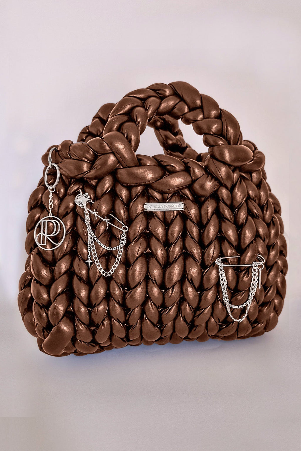 borsa a mano marshmallow effetto pelle metallizzato_ spille in metallo con catene_ charm con monogramma logato_ placchetta metallo logo inciso_ Roberta Porretta