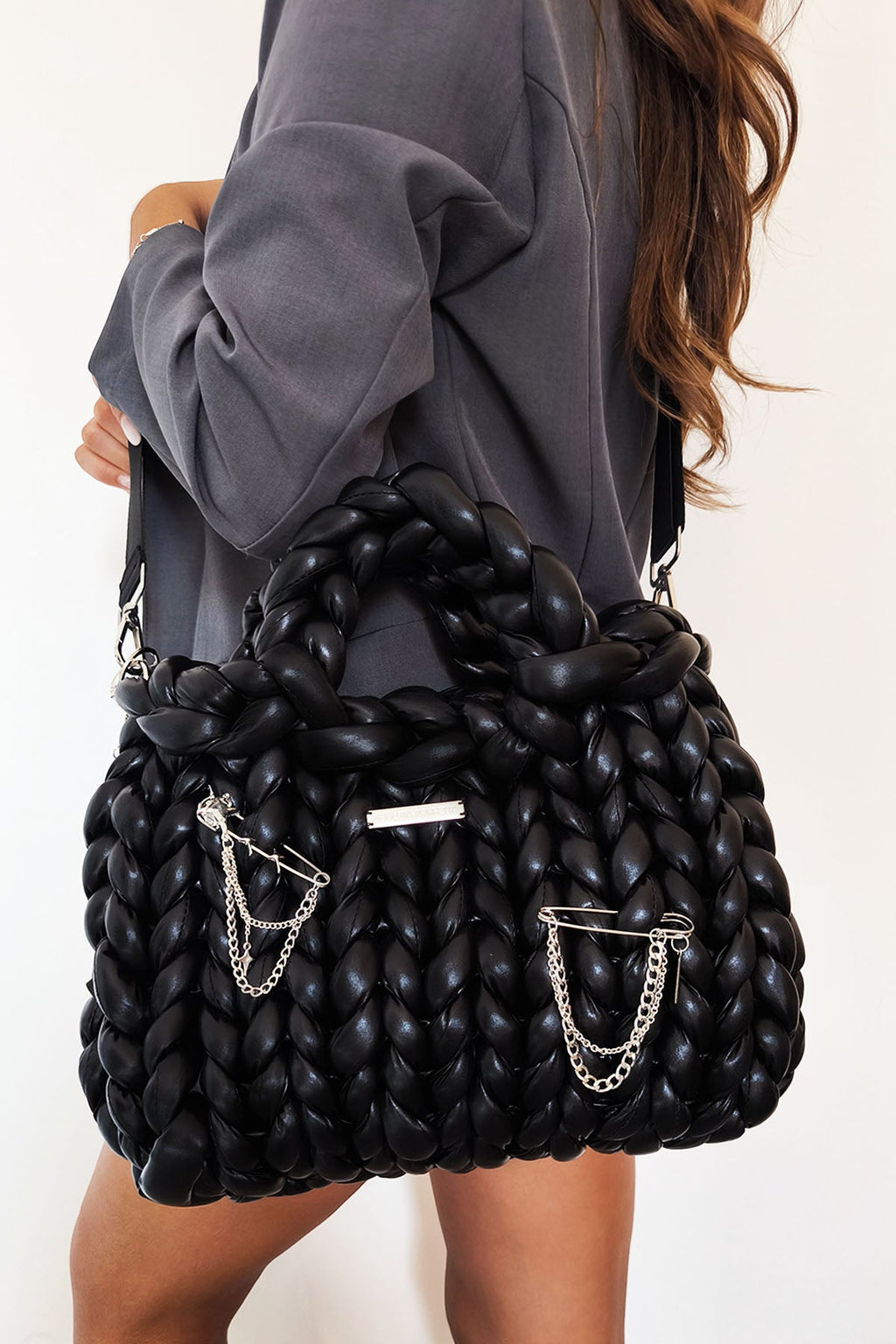 borsa a mano marshmallow effetto pelle metallizzato_ indossata_ tracolla nylon_ Roberta Porretta