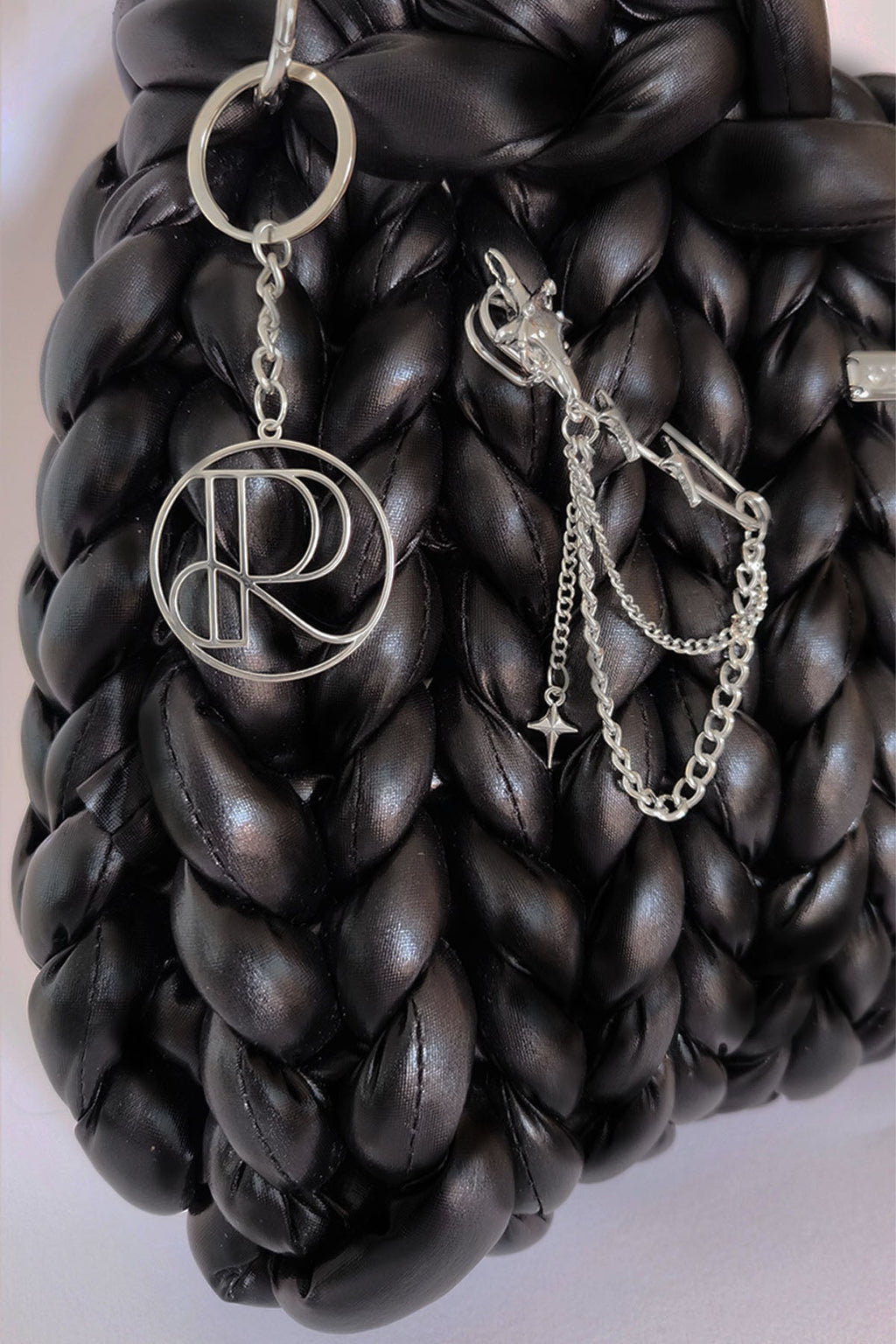 borsa a mano marshmallow effetto pelle metallizzato_ dettaglio metalleria_ spilla con catene_ Roberta Porretta