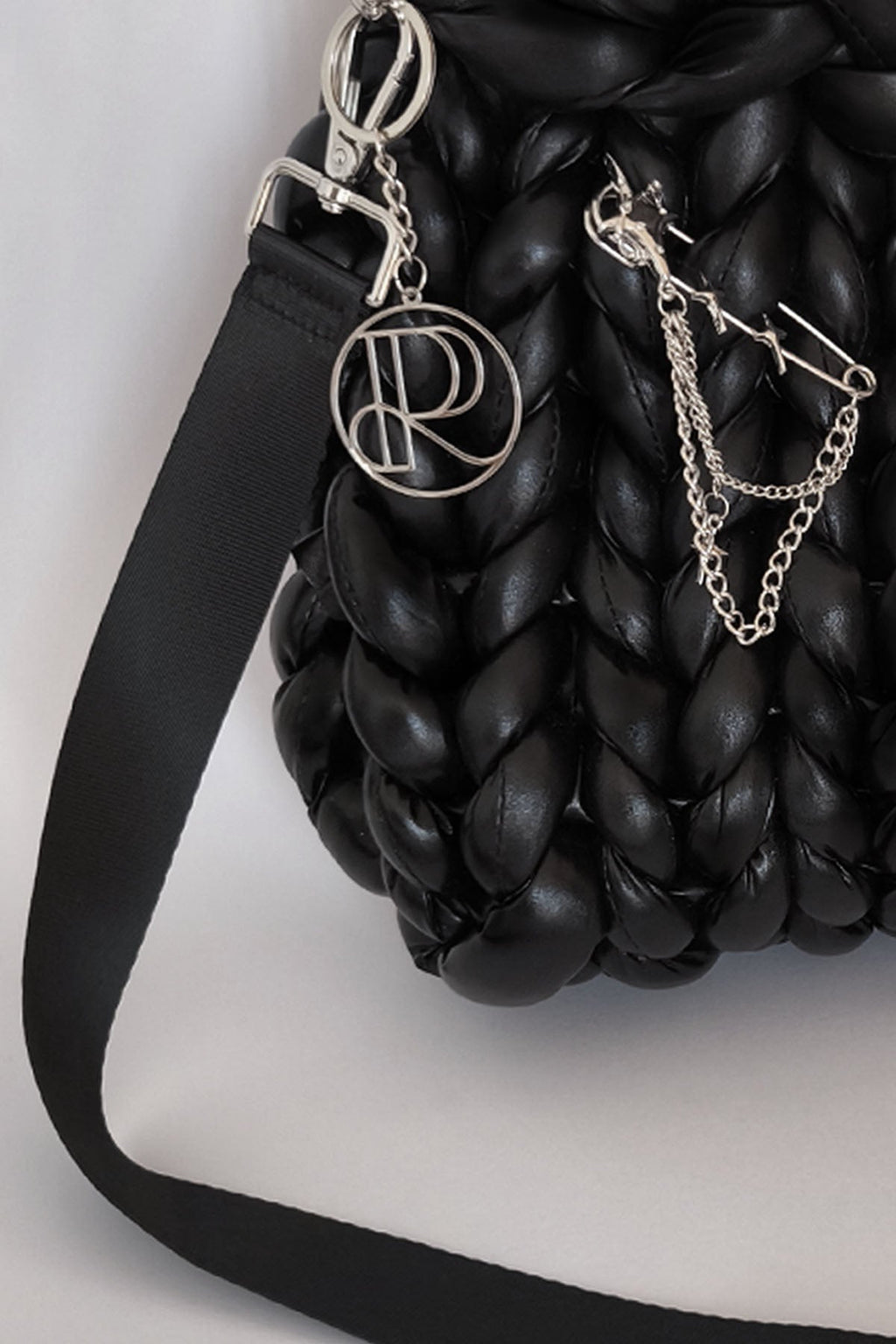 borsa a mano marshmallow effetto pelle metallizzato_ dettaglio intreccio_ spilla con catene_charm con monogramma metallo_Roberta Porretta
