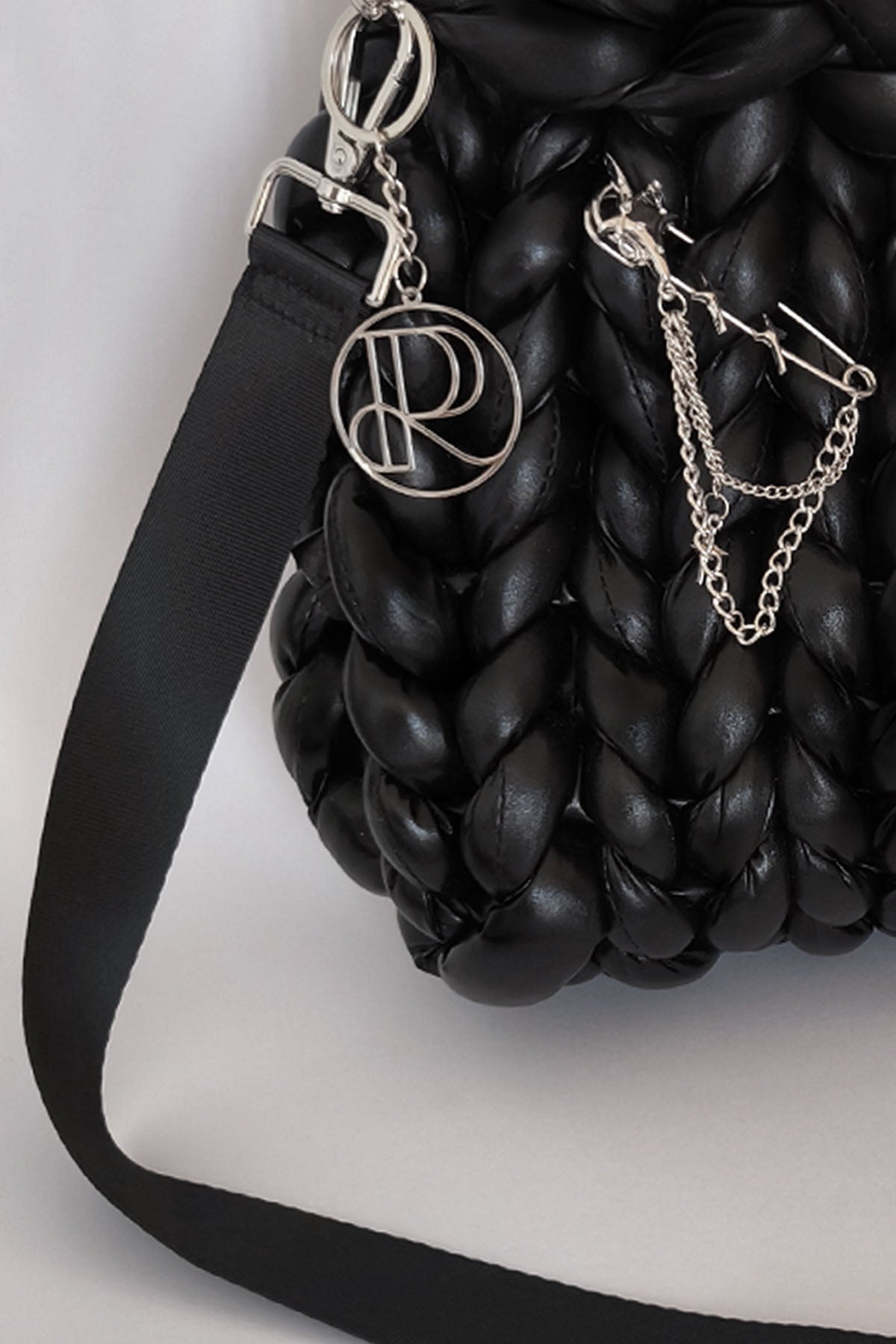 borsa a mano marshmallow effetto pelle metallizzato_ dettaglio intreccio_ spilla con catene_charm con monogramma metallo_Roberta Porretta
