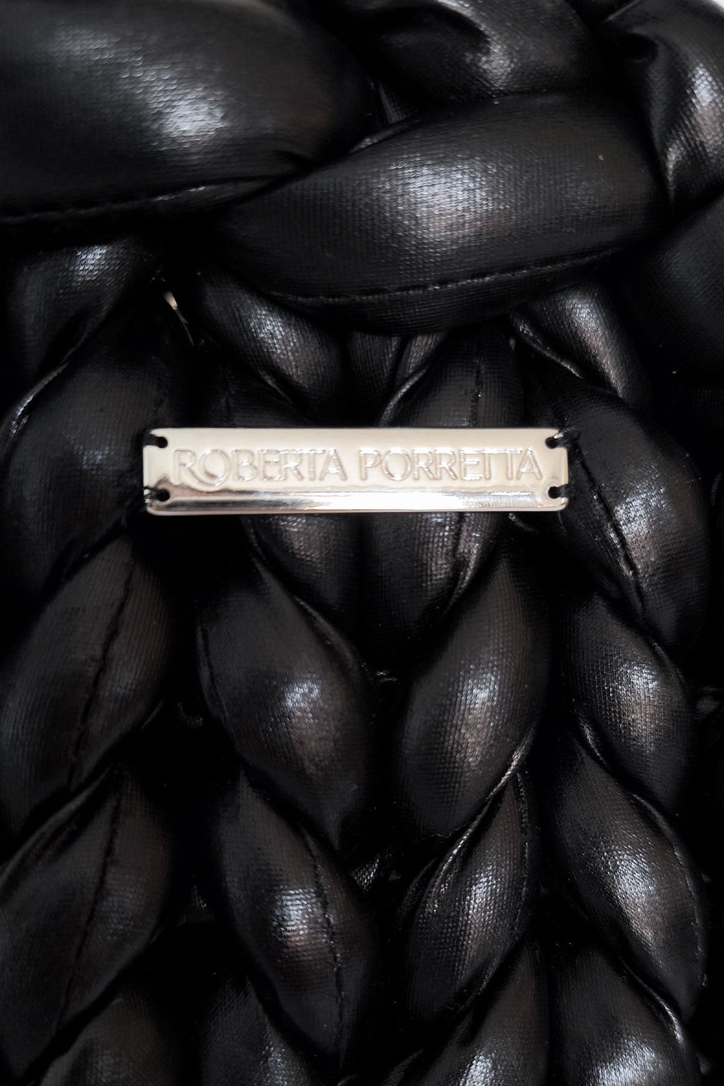 borsa a mano marshmallow effetto pelle metallizzato_ dettaglio pacchetta metallo logo inciso_ Roberta Porretta