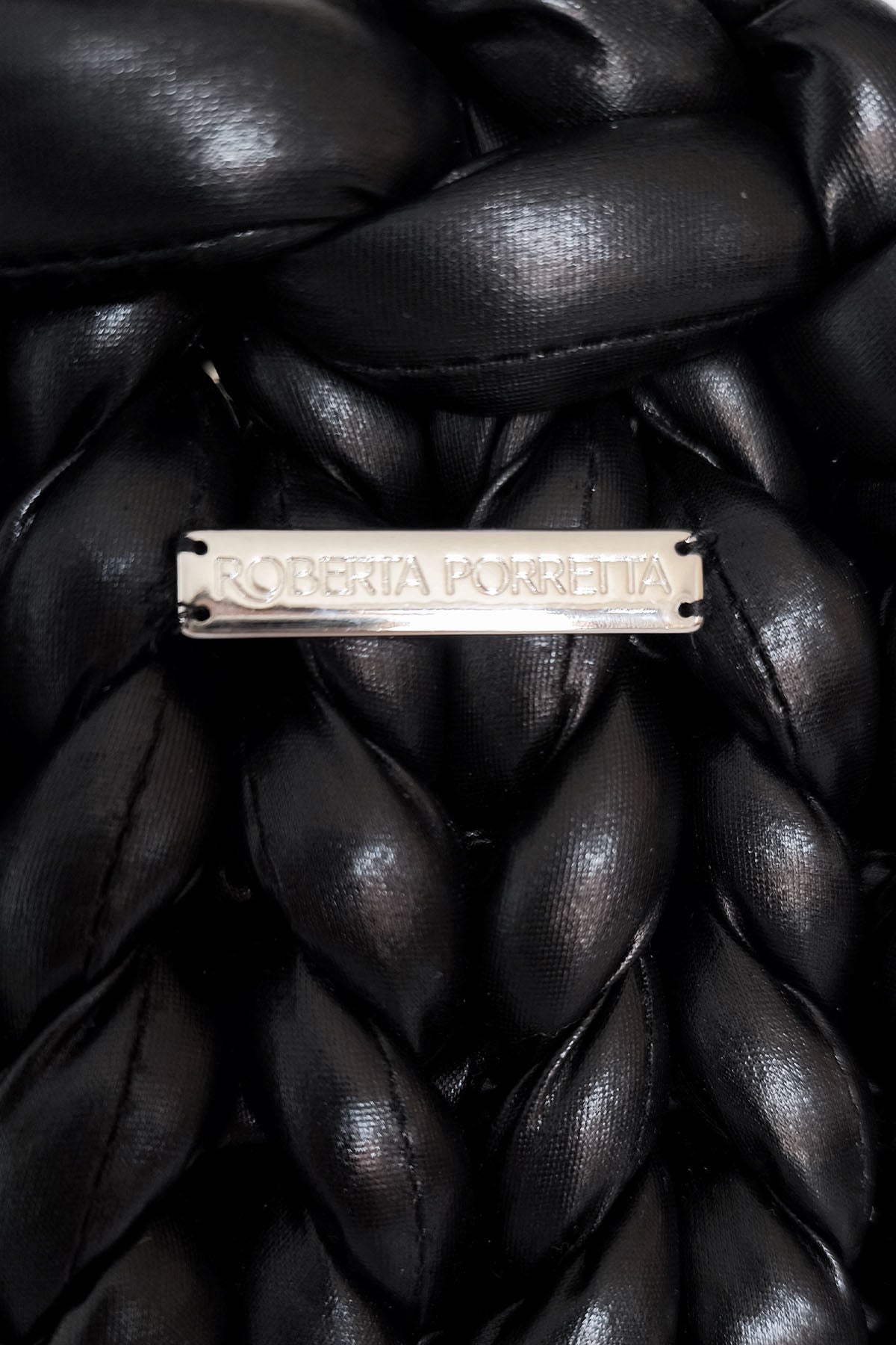 borsa a mano marshmallow effetto pelle metallizzato_ dettaglio pacchetta metallo logo inciso_ Roberta Porretta